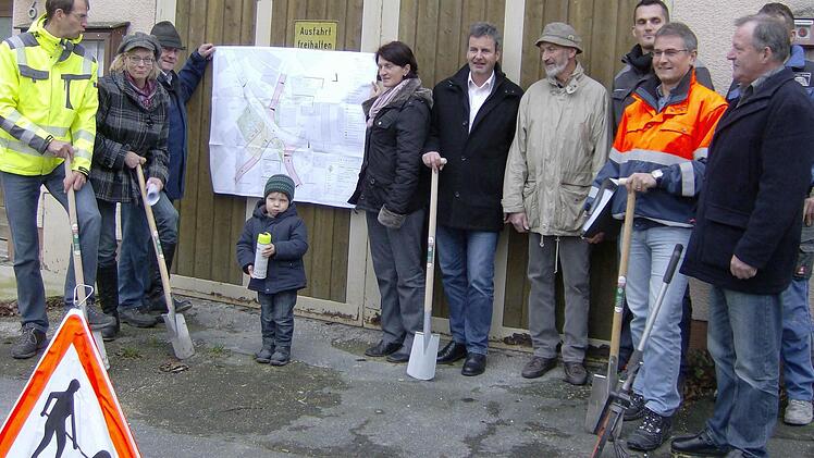 Reges Interesse beim ersten Spatenstich in Lilling Foto: Petra Malbrich
