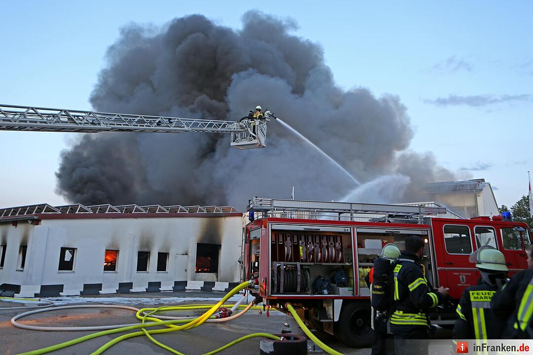 Grossbrand nach Explosion auf Indoor-Kartbahn Foto: News5/Herse