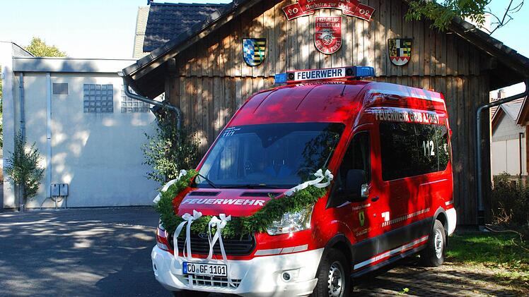 Fahrzeugübergabe am 2. Oktober 2015: Die Freiwillige Feuerwehr Grub am Forst bekam ein neues Fahrzeug.  Foto: Feuerwehr Grub am Forst