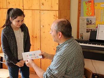 Kim übergibt Martin Weissenberger den Umschlag mit dem Geld. Foto: Thomas Malz