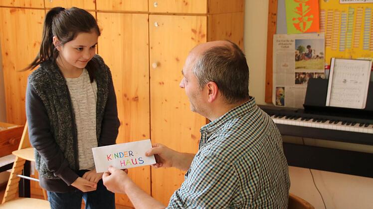 Kim übergibt Martin Weissenberger den Umschlag mit dem Geld. Foto: Thomas Malz