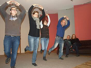 Eine Szene mit gymnastischen Herausforderungen mit von links Jonas Kiesel, Anja Mützel, Gabi Heinrich und Thomas Saal, während sich Matthias Besler und Ina Möller auf der Couch amüsieren.  Foto: Stefan Geiger