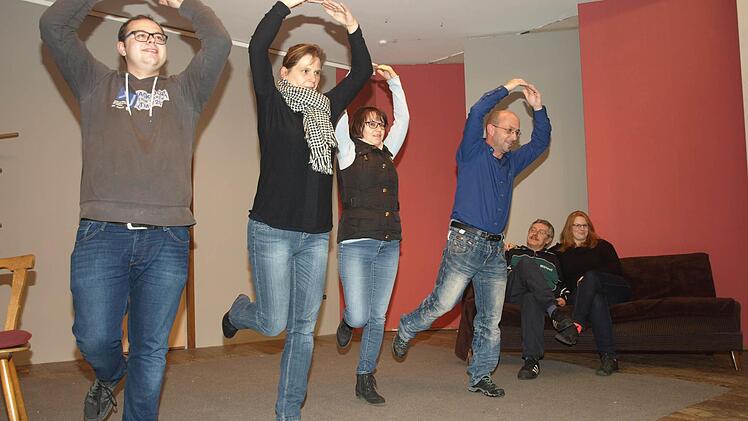 Eine Szene mit gymnastischen Herausforderungen mit von links Jonas Kiesel, Anja Mützel, Gabi Heinrich und Thomas Saal, während sich Matthias Besler und Ina Möller auf der Couch amüsieren.  Foto: Stefan Geiger