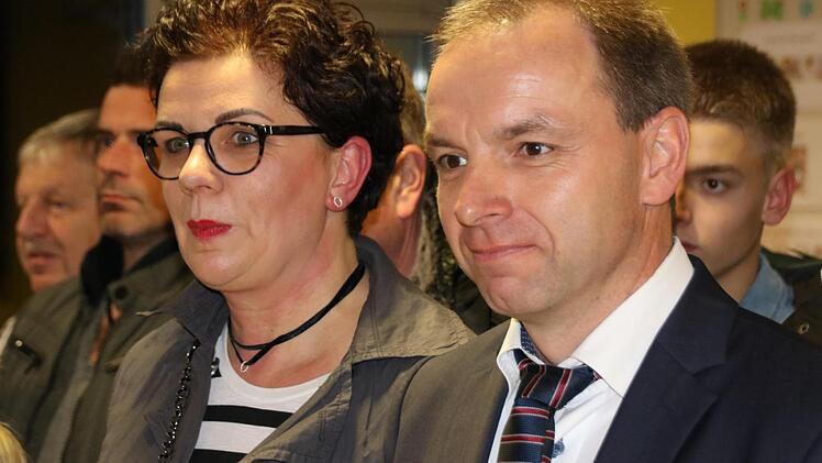 Matthias Schneider und seine Frau Silke warten auf die Bekanntgabe des Wahlergebnisses.
