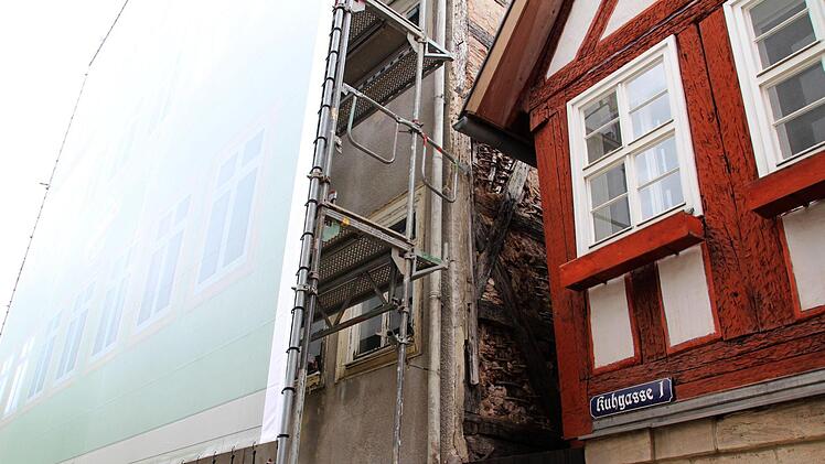 Hinter dem Banner ist der marode Zustand des Hauses Ketschengasse 42 (links) gut zu erkennen. Foto: Ulrike Nauer