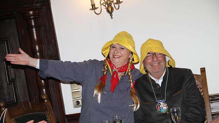 Eine Gemeinsamkeit haben der Bürgermeister und seine Herausforderin vom SKK, den gelben Südwester.Gerda Völk