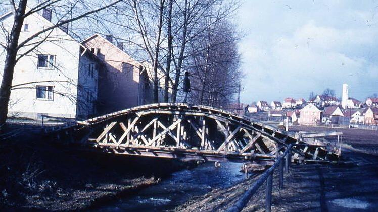Kulmbach versuchte 1967,  Schilda und Venedig gleichzeitig den Rang abzulaufen. Ganz Deutschland lachte, als man in der fränkischen Stadt eine Bogenbrücke über die Dobrach mit 32 Prozent Steigung gebaut hatte. Hier konnte keiner drüber laufen. Aber das kühne Bauwerk kostete 25 000 Mark - plus 12 000 Mark für den Abbruch. Foto: Archiv Stephan Tiroch
