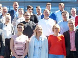 Schulleiterin Freifrau Ulrike von und zu der Tann (hinten rechts) freute sich über einen von Mitgliedern des Rotary Club Bad Kissingen präsentierten interessanten Berufsinformationstag an der Freiherr-von-Lutz-Mittelschule in Münnerstadt.  Foto: Manfred Mellenthin