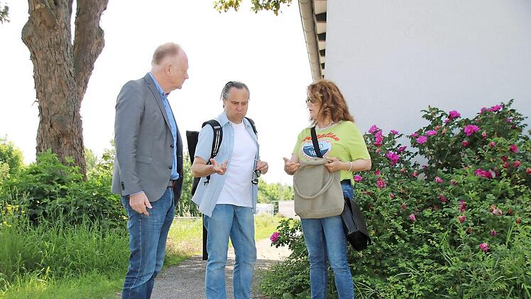 Bürgermeister Helmut Blank (links) im Gespräch mit Matthias Klink und Barbara Moritz an dem Weg beim Netto-Markt. Der soll jetzt befestigt werden. Barbara Moritz und Matthias Klink sind schon Zeugen eines Unfalls geworden, bei dem eine Frau schwer gestürzt ist.  Foto: Thomas Malz