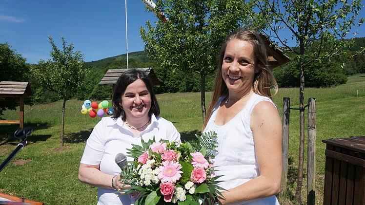 Bürgermeisterin Sonja Reubelt (links) dankte Kathi Cavallo für ihren Einsatz.  Sie war die Ideengeberin, Organisatorin und Koordinatorin für den  Naturerlebnispfad. Foto: Marion Eckert