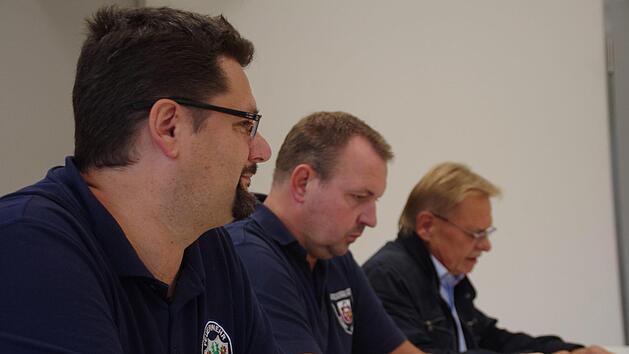 Von links: Stefan Wicklein, Christian B&uuml;ttner (beide Feuerwehr Kronach) und B&uuml;rgermeister Wolfgang Beiergr&ouml;&szlig;lein beim Pressegespr&auml;ch. Foto: Marco Mei&szlig;ner