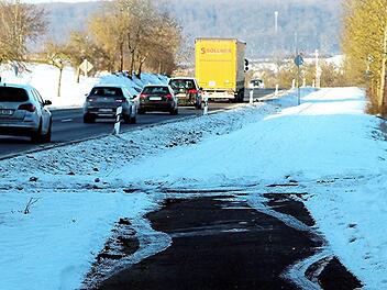Bis hierher, wo die Einmündung Richtung Heubacher Friedhof führt (links) hat die Gemeinde Rentweinsdorf geräumt. Weiter in Richtung Ebern (Foto), bis zum Heubacher Kreuz, ist nicht geräumt. - Platz für die Langläufer!