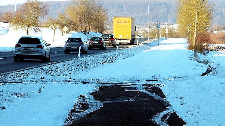 Bis hierher, wo die Einmündung Richtung Heubacher Friedhof führt (links) hat die Gemeinde Rentweinsdorf geräumt. Weiter in Richtung Ebern (Foto), bis zum Heubacher Kreuz, ist nicht geräumt. - Platz für die Langläufer!