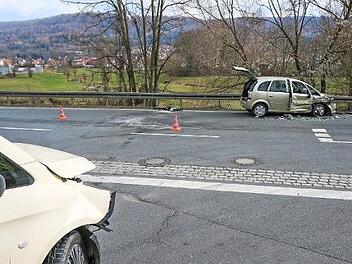 Der Mercedes (l.) krachte beim Abbiegen seitlich in den Opel.