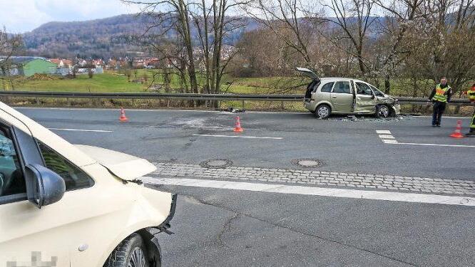 Der Mercedes (l.) krachte beim Abbiegen seitlich in den Opel.
