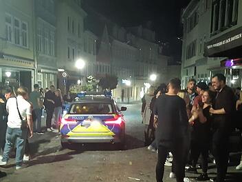 Die Polizei zeigte Samstagnacht im Steinweg Pr&auml;senz, musste aber kaum eingreifen.