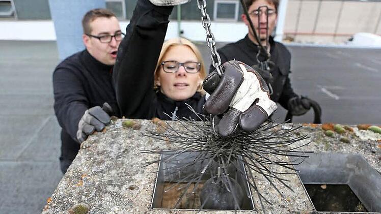 An einem der Haupt-Arbeitsgeräte, der "Leine" hängt unter dem Kehrbesen ein Gewicht. Damit das Gerät nach unten gezogen wird. Fotos: Matthias Hoch