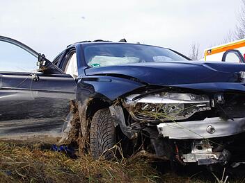 Bei Schmölz landete ein BMW im Straßengraben. Foto: Marco Meißner
