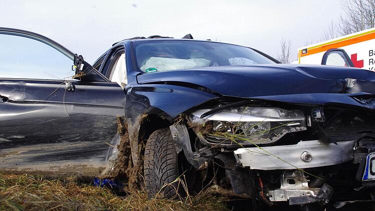 Bei Schmölz landete ein BMW im Straßengraben. Foto: Marco Meißner
