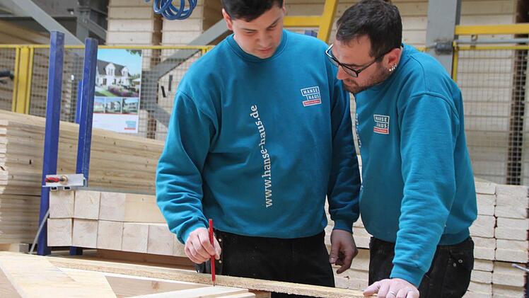 Impression aus der Fertigungshalle von Hanse Haus: Vorarbeiter Andreas Leitsch (links) und Thomas May beraten sich. Foto: Ulrike Müller