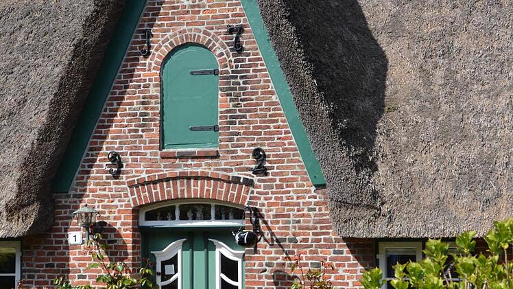 Ein mit Reet gedecktes, typisches Friesenhaus in Keitum