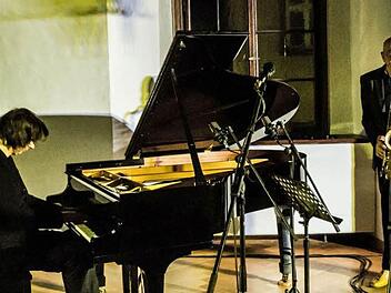 Der Tenor-Saxofnist Heinz Sauer und der Painist Michael Wollny eröffneten im Rathaussaal die Coburger Jazznacht. Foto: Jochen Berger