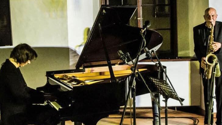 Der Tenor-Saxofnist Heinz Sauer und der Painist Michael Wollny eröffneten im Rathaussaal die Coburger Jazznacht. Foto: Jochen Berger