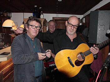 Chris Schmitt, Willie Förtsch und Klaus Brandl waren im Gasthaus Sponsel in ihrem Element.  Foto: Josef Hofbauer