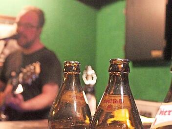 Bei der Musik vom "Wilden Pilger" verweilten manche Zuhörer gerne auf ein, zwei, drei Bier. Fotos: M. Häggberg