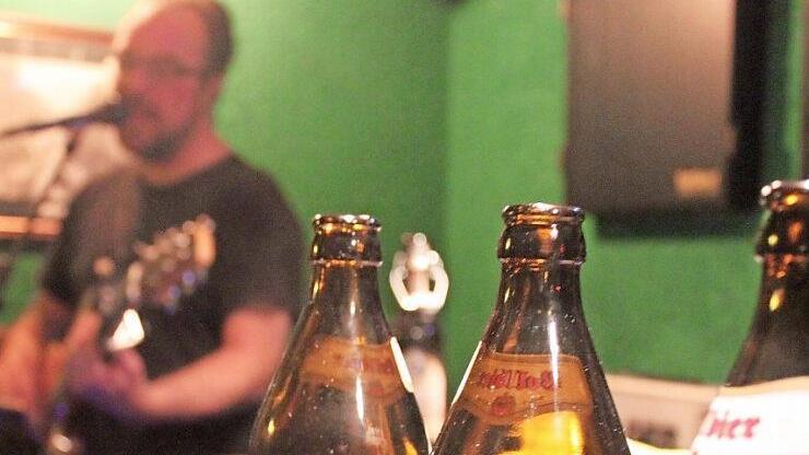 Bei der Musik vom "Wilden Pilger" verweilten manche Zuhörer gerne auf ein, zwei, drei Bier. Fotos: M. Häggberg