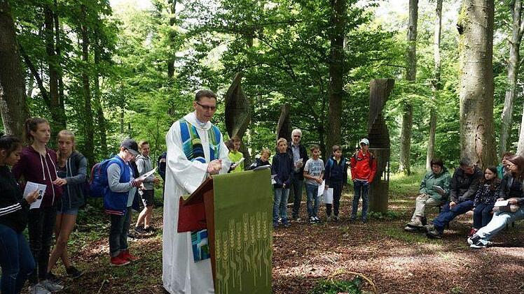 Jede Person ist unverwechselbar und einmalig, das stellte Diakon Wolfgang Dömling bei einem Experiment in dem Wortgottesdienst anlässlich zehn Jahre Franziskusweg unter Beweis. Foto: Marion Eckert