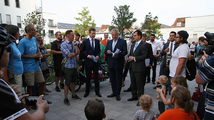 Mit einem Klingelkonzert begrüßte die Initiative "Radentscheid Bamberg" den bayerischen Innenminister Joachim Herrmann. Christian Hader (im karierten Hemd) übergab Informationen zur Forderung nach staatlicher Unterstützung für den Radwegebau in Bamberg. Foto: Werner Baier