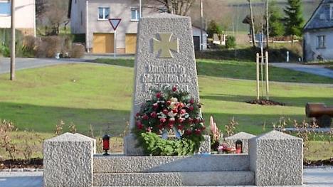 Das Ehrenmal in Brauersdorf wird von der FF Brauersdorf gepflegt. Am Volkstrauertag treten Abordnungen des Soldatenkameradschaftsbundes und der Reservistenkameraden Rothenkirchen sowie von der FF Brauersdorf zur Ehrenwache an. Foto: K.- H. Hofmann