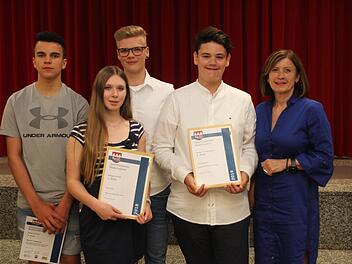 Die Preisträger aus dem Landkreis Haßberge (von links): Marlon Stephan, Lea Ott, Luca Schlegelmilch und Noah Hildenbrand mit Direktorin Manuela Küfner von der Wallburg-Realschule EltmannGünther Geiling