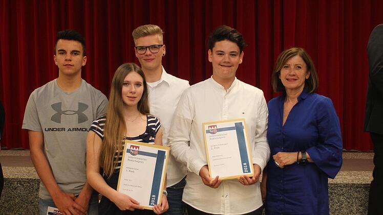 Die Preisträger aus dem Landkreis Haßberge (von links): Marlon Stephan, Lea Ott, Luca Schlegelmilch und Noah Hildenbrand mit Direktorin Manuela Küfner von der Wallburg-Realschule EltmannGünther Geiling