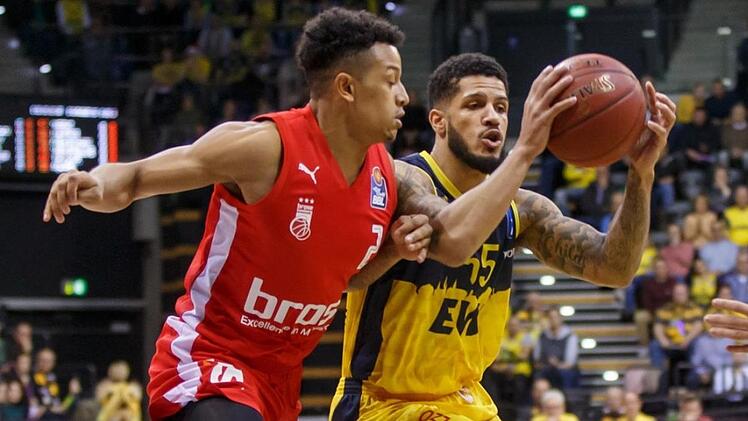Der eine geht - Nelson Weidemann (links) - der andere kommt - Tyler Larson (hier noch im Trikot der EWE Baskets Oldenburg)Burmann/Archiv