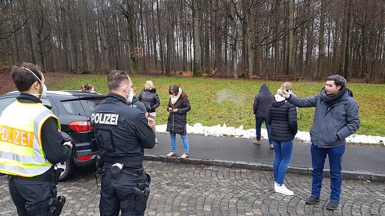 Diskussionen im Regen auf dem Parkplatz. Foto: Susanne Will