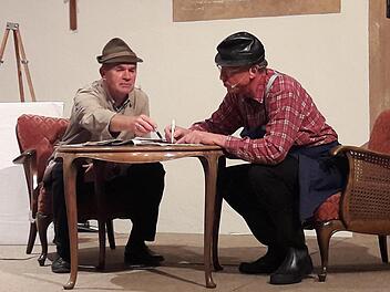 In ihrer Paraderolle "Gotthold  & Eustach" lösen Fredi Breunig und Martin Wachenbrönner in einem Kreuzworträtsel das Wissen ihrer kleinen Welt. Foto: Hartmut Hessel