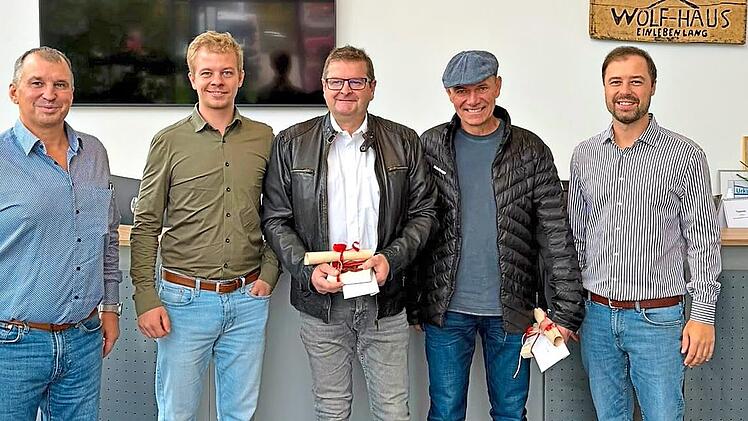 Verabschiedung (v. l.): Bernhard Wolf (Gesch&auml;ftsf&uuml;hrer), Jonas Wolf (Gesch&auml;ftsf&uuml;hrer), Gerhard Friedel, Michael D&uuml;ster und Julian Wolf (Prokurist).Laura Schmitt