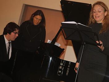 Kostprobe seines Schaffens: Monika Teepe (rechts, Gesang) und Lorenz Trottmann (Klavier) präsentierten einen Ausschnitt  aus der Märchenoper "Sabelita" des Preisträgers Horst Lohse . Fotos: Gerda Völk