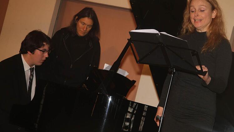 Kostprobe seines Schaffens: Monika Teepe (rechts, Gesang) und Lorenz Trottmann (Klavier) präsentierten einen Ausschnitt  aus der Märchenoper "Sabelita" des Preisträgers Horst Lohse . Fotos: Gerda Völk