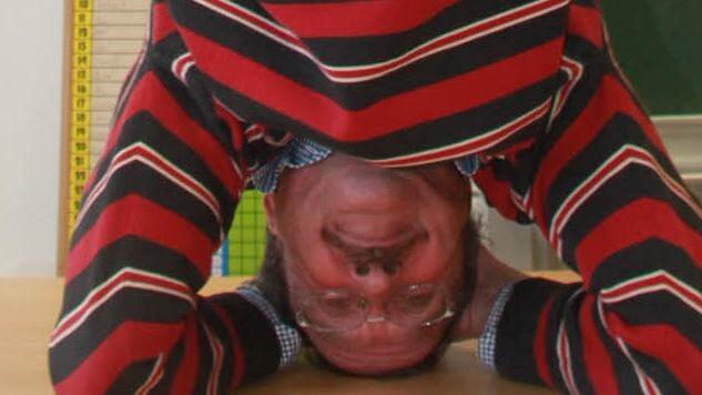 Mit dem Kopfstand auf dem Pult demonstrierte Edgar Krapp im Biologieunterricht, dass das Herunterschlucken von Speisen in jeder Lebenslage funktioniert. Foto: Matthias Einwag