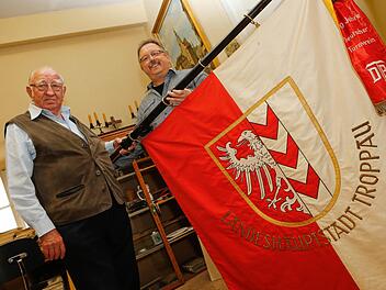 Hermann Frey (links) und Dieter Rehmann mit der Fahne der Heimatkreisgemeinschaft Troppau im Bamberger Troppau-Zimmer. Alle Fotos: Matthias Hoch