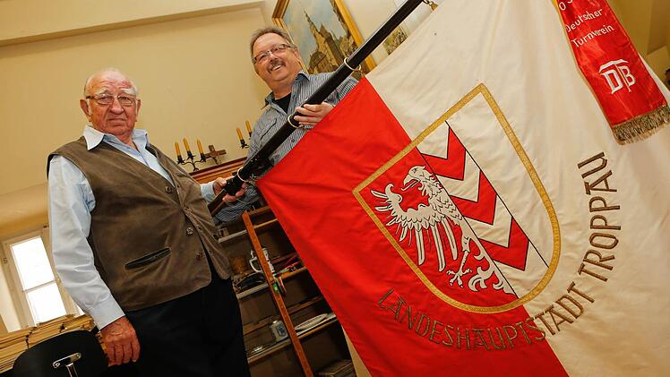 Hermann Frey (links) und Dieter Rehmann mit der Fahne der Heimatkreisgemeinschaft Troppau im Bamberger Troppau-Zimmer. Alle Fotos: Matthias Hoch