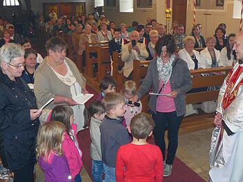 Es waren die Mädchen und Jungen des Wartenfelser Kindergartens mit ihren Erzieherinnen, die ihm gleich zu Beginn der Messfeier zum 25. Jubiläum seiner Priesterweihe gratulierten.