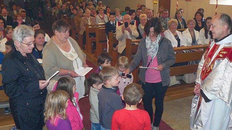 Es waren die Mädchen und Jungen des Wartenfelser Kindergartens mit ihren Erzieherinnen, die ihm gleich zu Beginn der Messfeier zum 25. Jubiläum seiner Priesterweihe gratulierten.