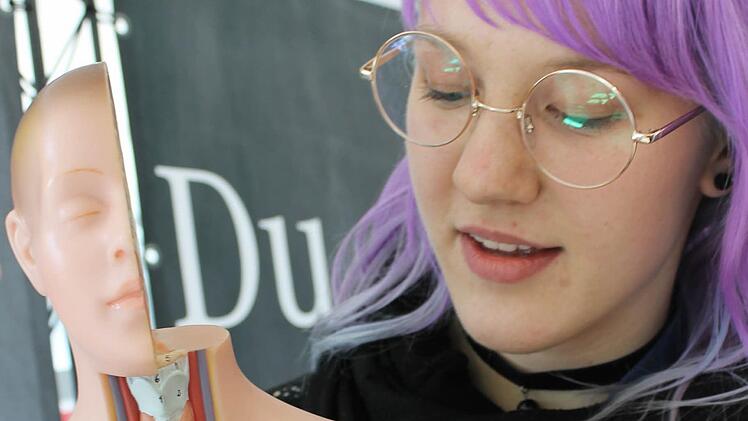 Michaela Heinze erklärt mit ihrem Modell den Aufbau unseres Innenlebens. Foto: Dominic Buckreus