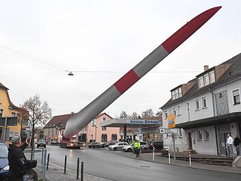 Der fast 60 Meter lange Windradflügel wird aufgerichtet durch Schlüsselfeld gefahren. Foto: Ronald Rinklef