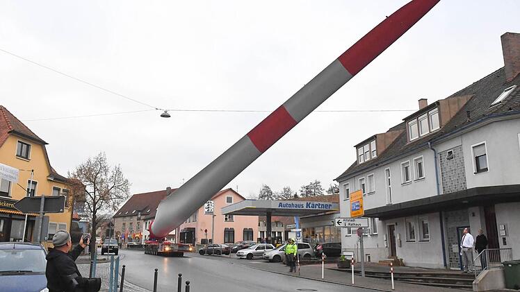 Der fast 60 Meter lange Windradflügel wird aufgerichtet durch Schlüsselfeld gefahren. Foto: Ronald Rinklef