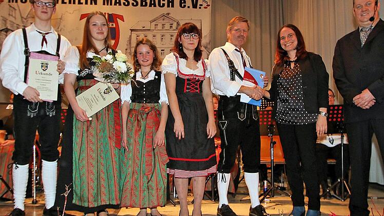 Geehrt wurden (v.l.) Cedrik Gleichmann, Maria Meyer, Lätitia Fischer, Viktoria Klement und Dirigent Karl-Heinz Helmerich von Birgit Döhler, Kreisvorsitzende des Nordbayrischen Musikbundes. Rechts: der Vereinsvorsitzende Volker Röder.. Foto: Dieter Britz